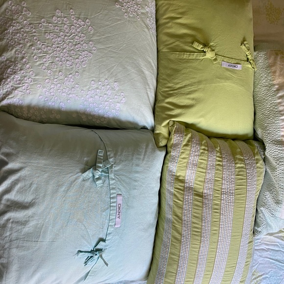 DKNY Queen/Double size comforter set w. pillows - Picture 2 of 4